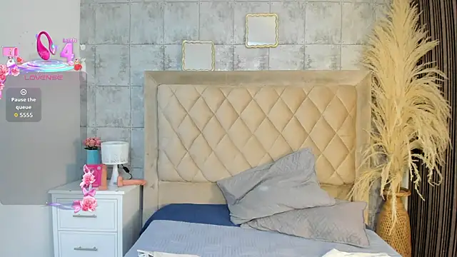 CleoFoxx  online show from March 28, 1:10 pm