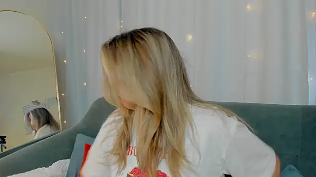 LilyBel online show from April 1, 8:04 am