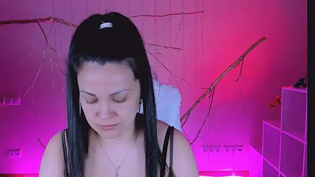 karolina robinson online show from February 7, 8:02 pm