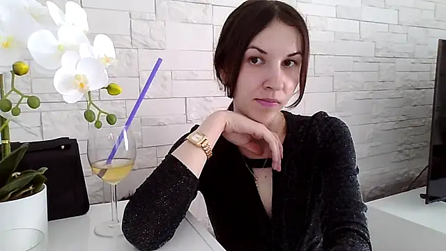JuliaLovely online show from June 8, 2:40 pm