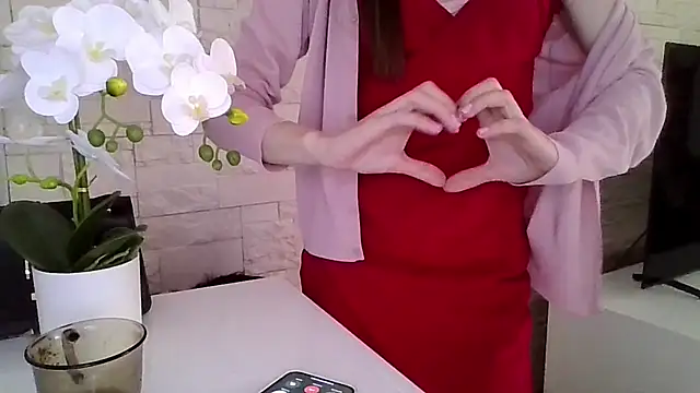 JuliaLovely online show from June 12, 6:16 pm