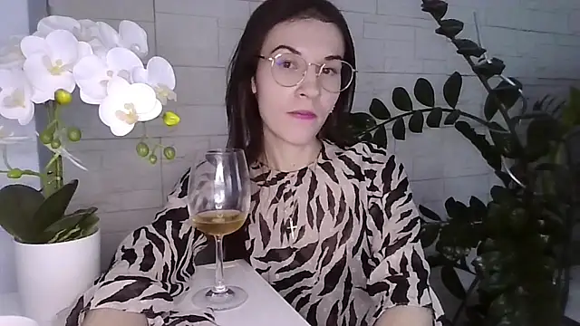 JuliaLovely online show from March 3, 3:29 pm