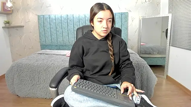 Tara Parker online show from February 24, 12:15 pm