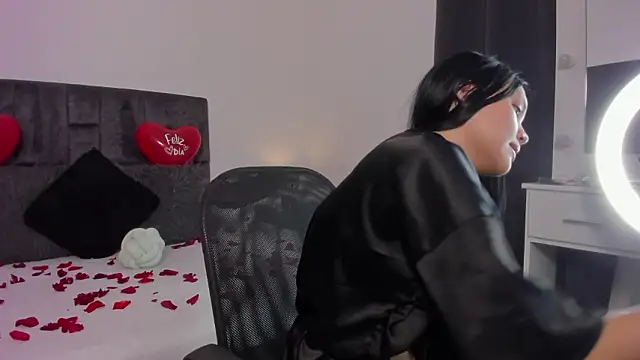 Malory Saenzz online show from February 14, 8:00 pm