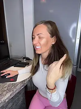 DivineAmely online show from February 26, 5:06 am