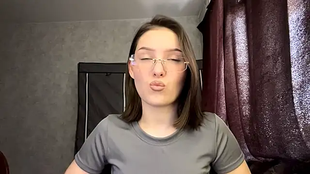 FoxieFlare online show from March 22, 5:13 am