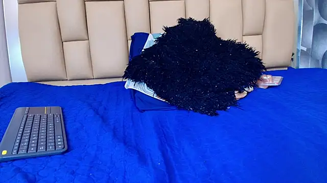 lil miia online show from February 11, 7:15 pm