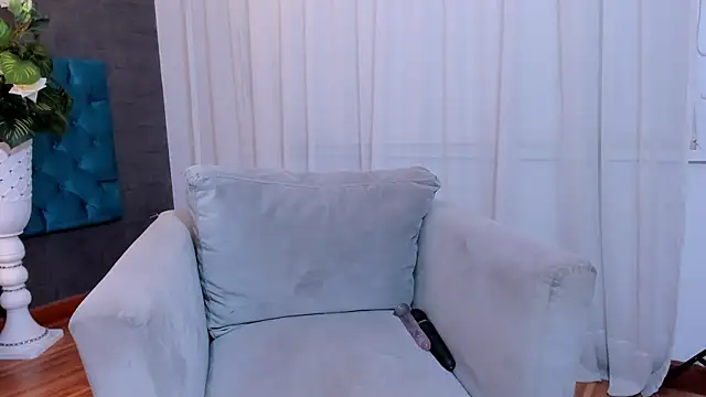 LunnaMoretti online show from April 18, 1:57 pm