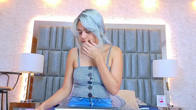 AlanaHouston online show from April 23, 4:42 am