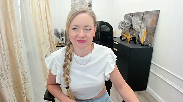 CharlotteKerti online show from May 28, 12:03 pm