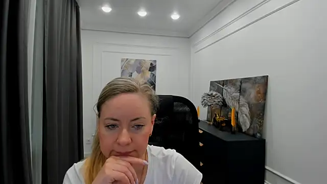 CharlotteKerti online show from May 18, 11:49 am