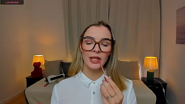 SinLuna  online show from February 20, 4:30 pm