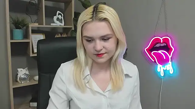 SweetLilyxo online show from April 13, 6:25 am