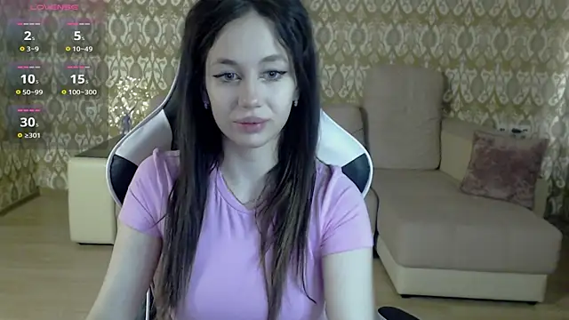 laylaura online show from May 3, 9:01 am