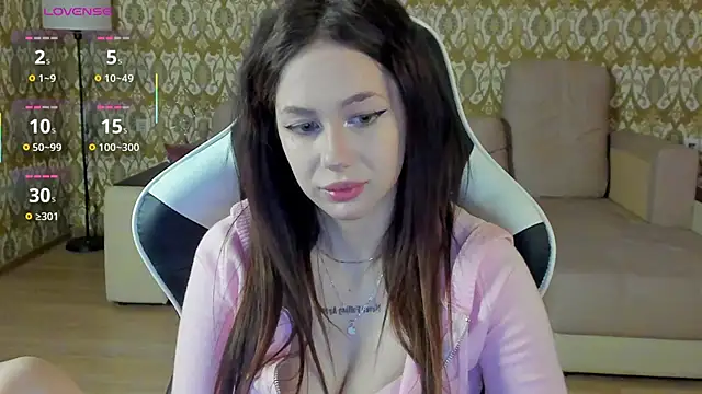 laylaura online show from May 26, 8:02 am