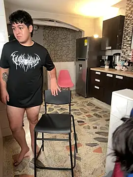 EmilyAndAndrew online show from April 4, 4:00 am