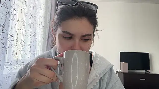 VennieMiramontez online show from May 22, 1:09 pm
