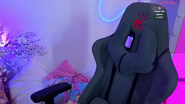 MmollyMay online show from April 13, 10:38 am