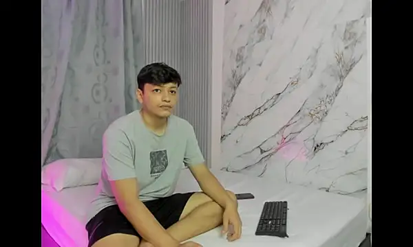 Snapshot of RaiderandRoxie1 chatting on February 23, 11:04 pm RaiderandRoxie1 online show from February 23, 11:04 pm