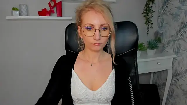 CinderellaMoon online show from March 18, 6:40 am