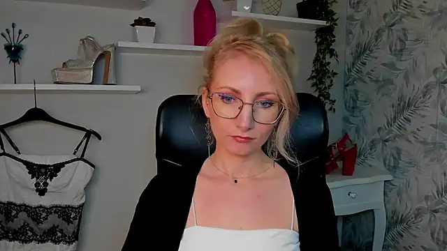 CinderellaMoon online show from March 24, 6:30 am