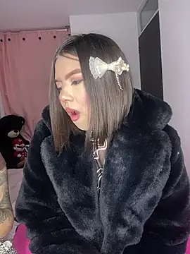 LLauraV online show from April 30, 2:50 am