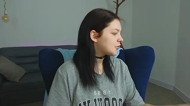 DeliaEffy online show from March 25, 1:36 pm