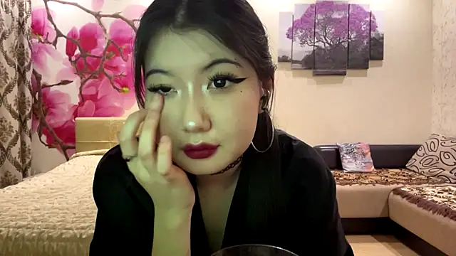 MaeRaads online show from March 23, 6:47 pm