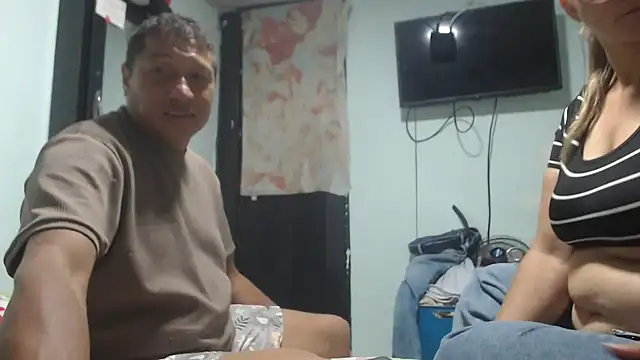 pareja latina2214 online show from April 29, 3:10 am