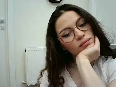 Avelinehowo uwu online show from March 1, 6:07 pm