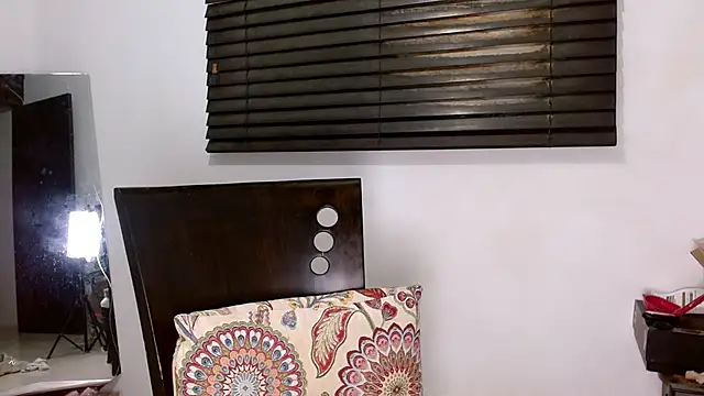 MiaDiamontLatin online show from April 18, 3:09 am