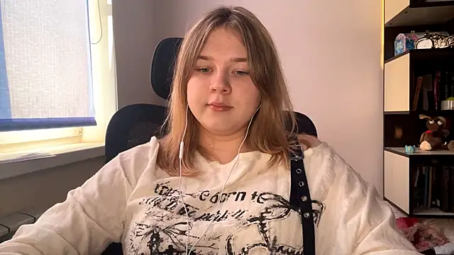 TomikoPfau online show from April 14, 2:39 pm