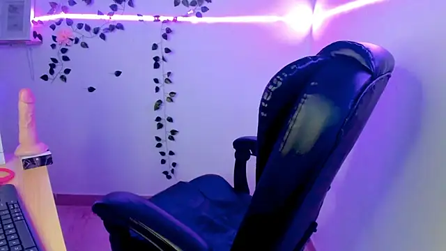 jaulyn 18 online show from April 17, 9:50 pm