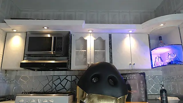 CrisOzzz online show from April 13, 7:14 pm