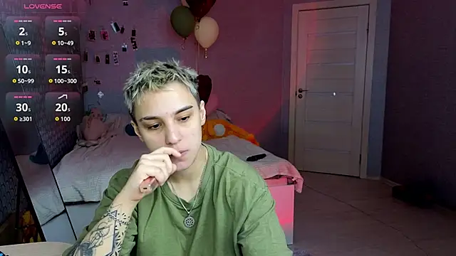 LuxuryLoverss online show from April 14, 11:32 am