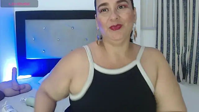 Sharlot curvy online show from April 2, 9:01 pm