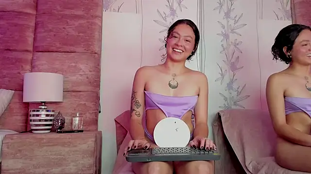 AtheneaVoss online show from April 16, 8:30 pm