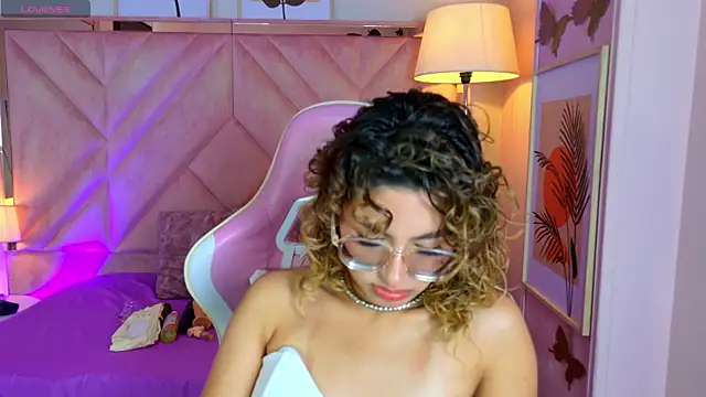 emilyjonesss  online show from April 7, 7:49 pm