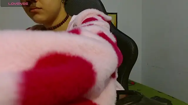 Divinejewel69 online show from March 31, 9:09 am