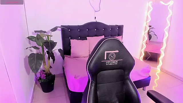 LINDSAY TAY online show from April 18, 3:20 am