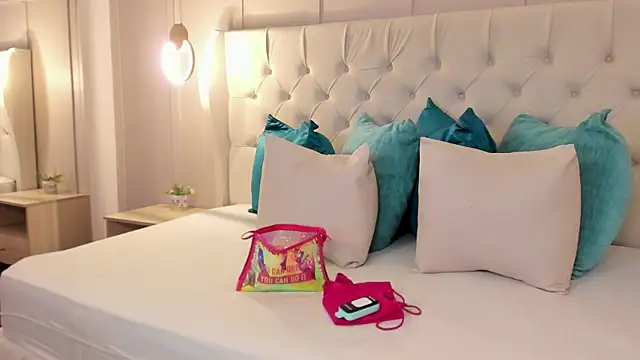 raquel mooon online show from April 17, 5:37 pm