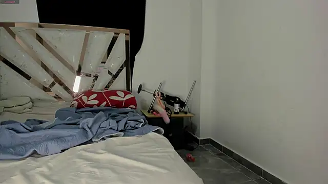 yerliss petitee online show from April 5, 8:52 pm