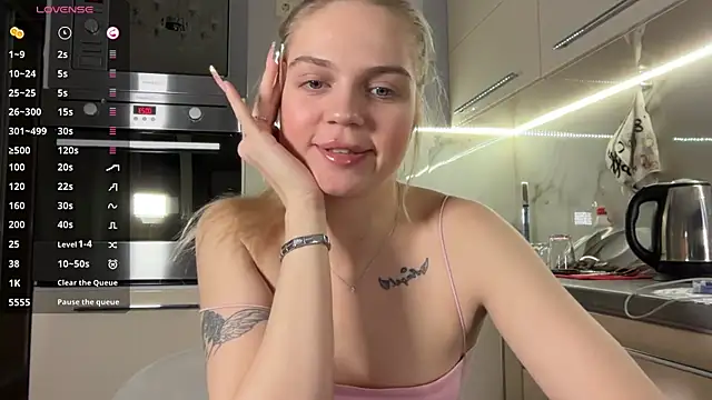 AlexaDeviliciouss online show from April 15, 5:24 pm