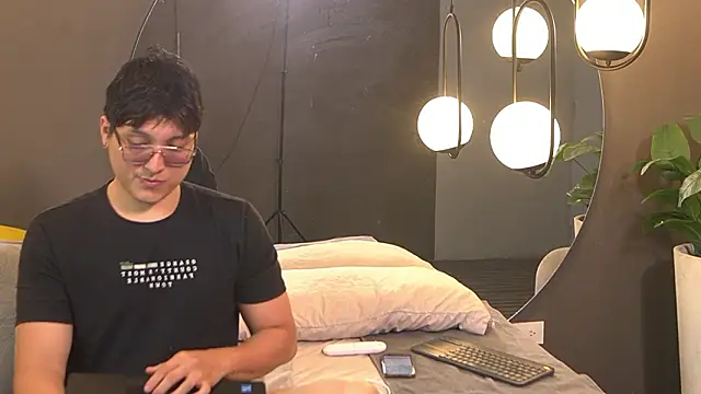 Mia and Belmonth online show from March 20, 6:57 pm