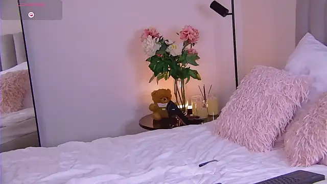 TrishaWinslet  online show from March 17, 4:00 pm