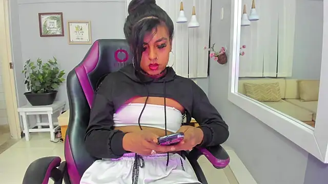 Nahomy Collins  online show from May 19, 7:43 pm