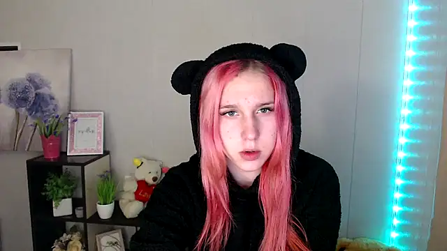 Scarlett lil online show from April 11, 7:45 am