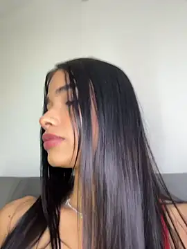 Bella Smithe online show from April 9, 2:11 pm