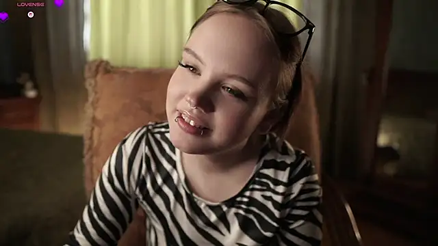 LeahAllsop online show from April 11, 3:45 am