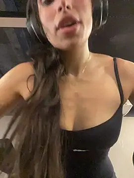 sweetwanda online show from April 8, 1:02 pm